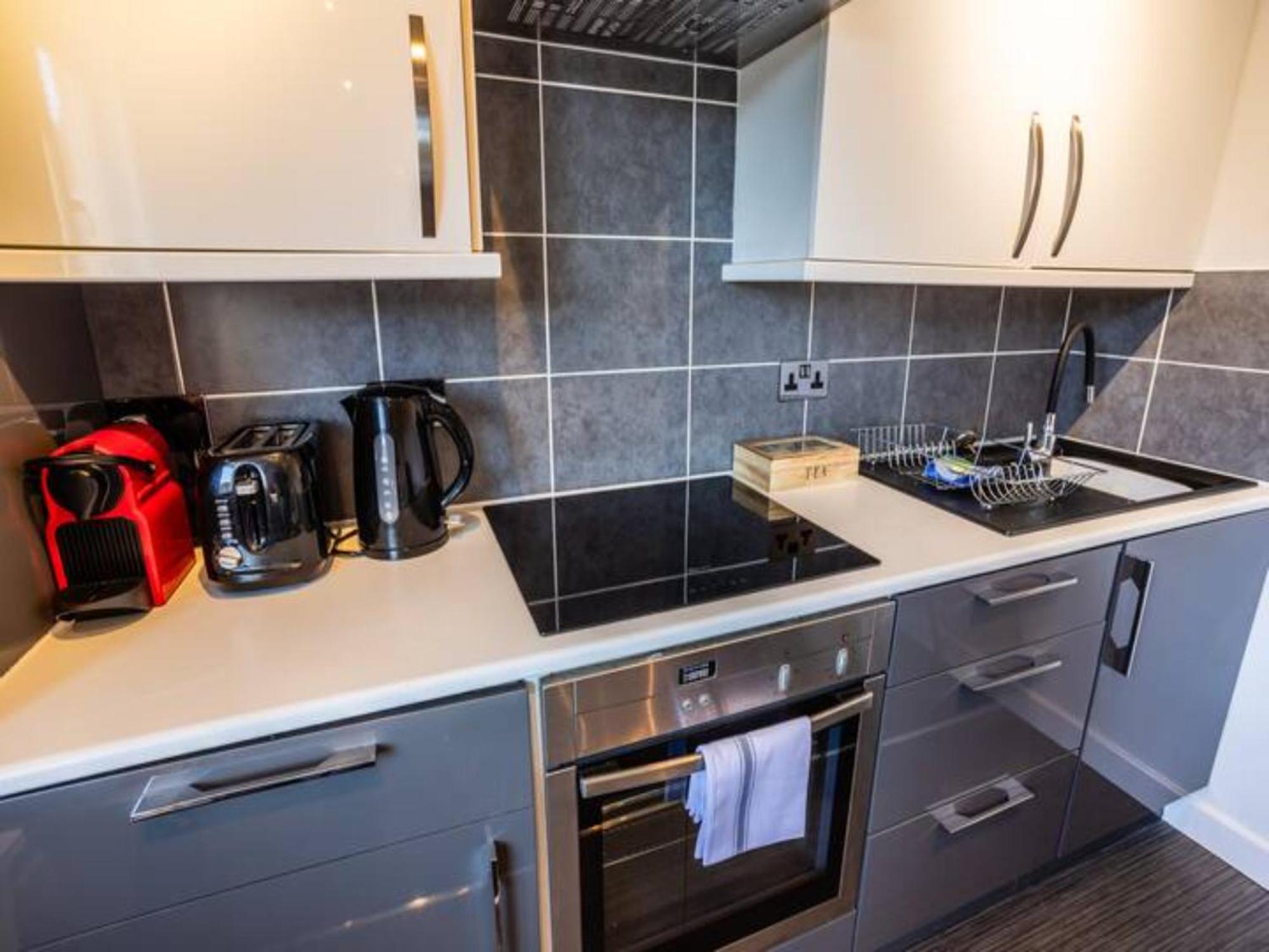 Newly Renovated Ideally Situated 2 Bedroom Flat Bournemouth Bagian luar foto