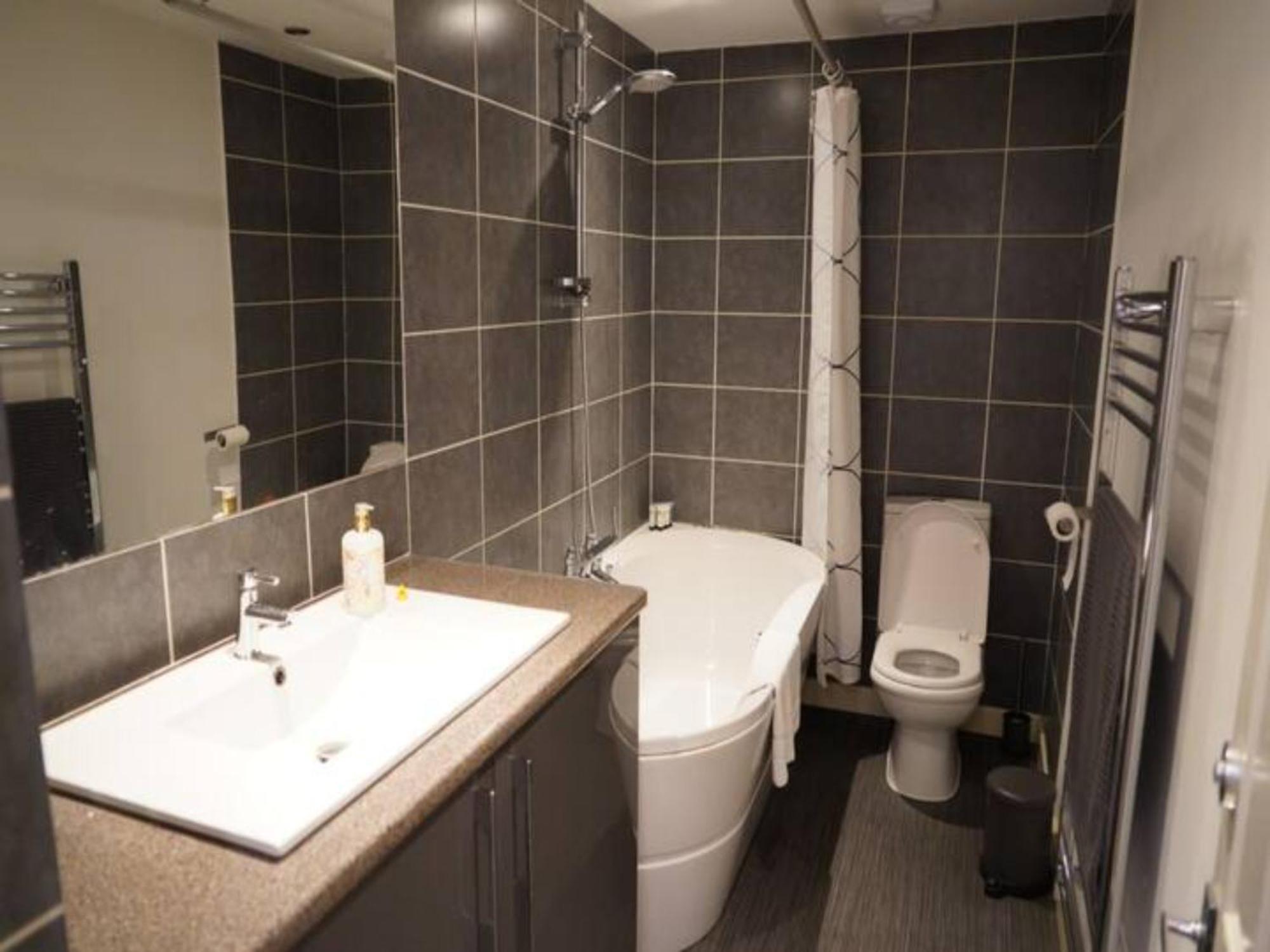 Newly Renovated Ideally Situated 2 Bedroom Flat Bournemouth Bagian luar foto